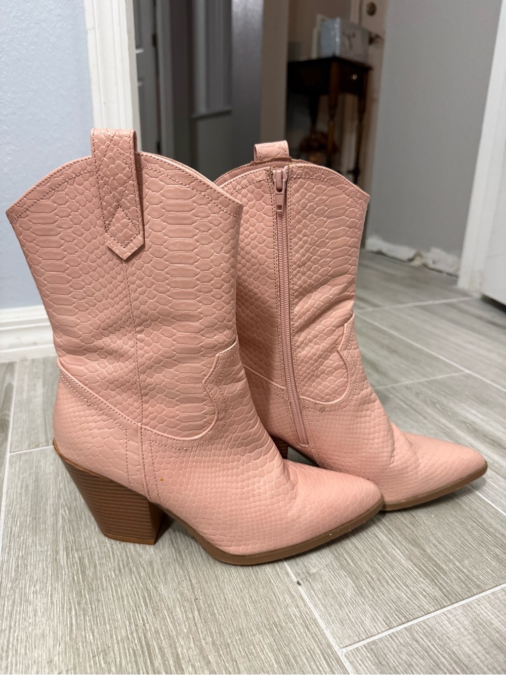 Women’s Pink Faux-Snakeskin Western Booties Boots Size 8.5 Unique Vinatge